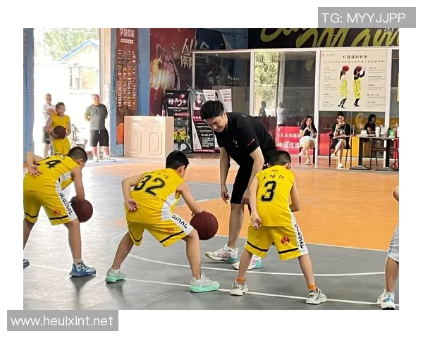 人从众体育篮球培训班助力青少年成长提升篮球技能与团队合作精神